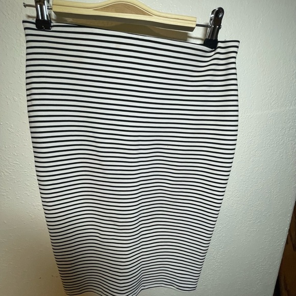 Zara Black and White Asymmetrical Pencil Skirt - Picture 3 of 3